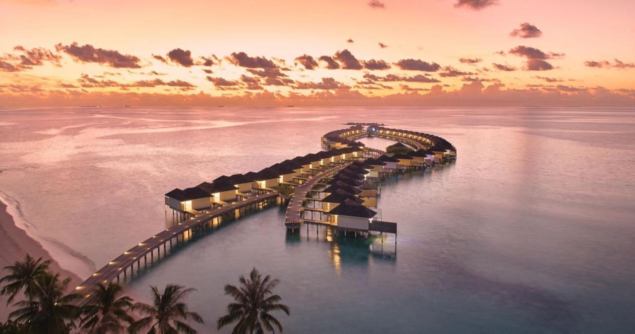 Kandima Maldives Kudahuvadhoo Bagian luar foto The resort at sunset