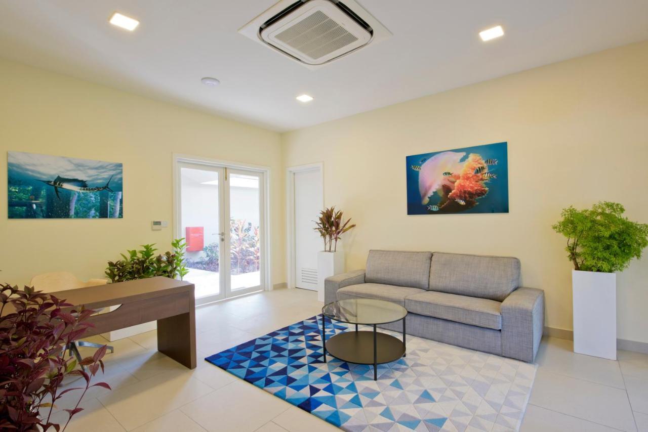 Kandima Maldives Kudahuvadhoo Bagian luar foto A living room with a carpet