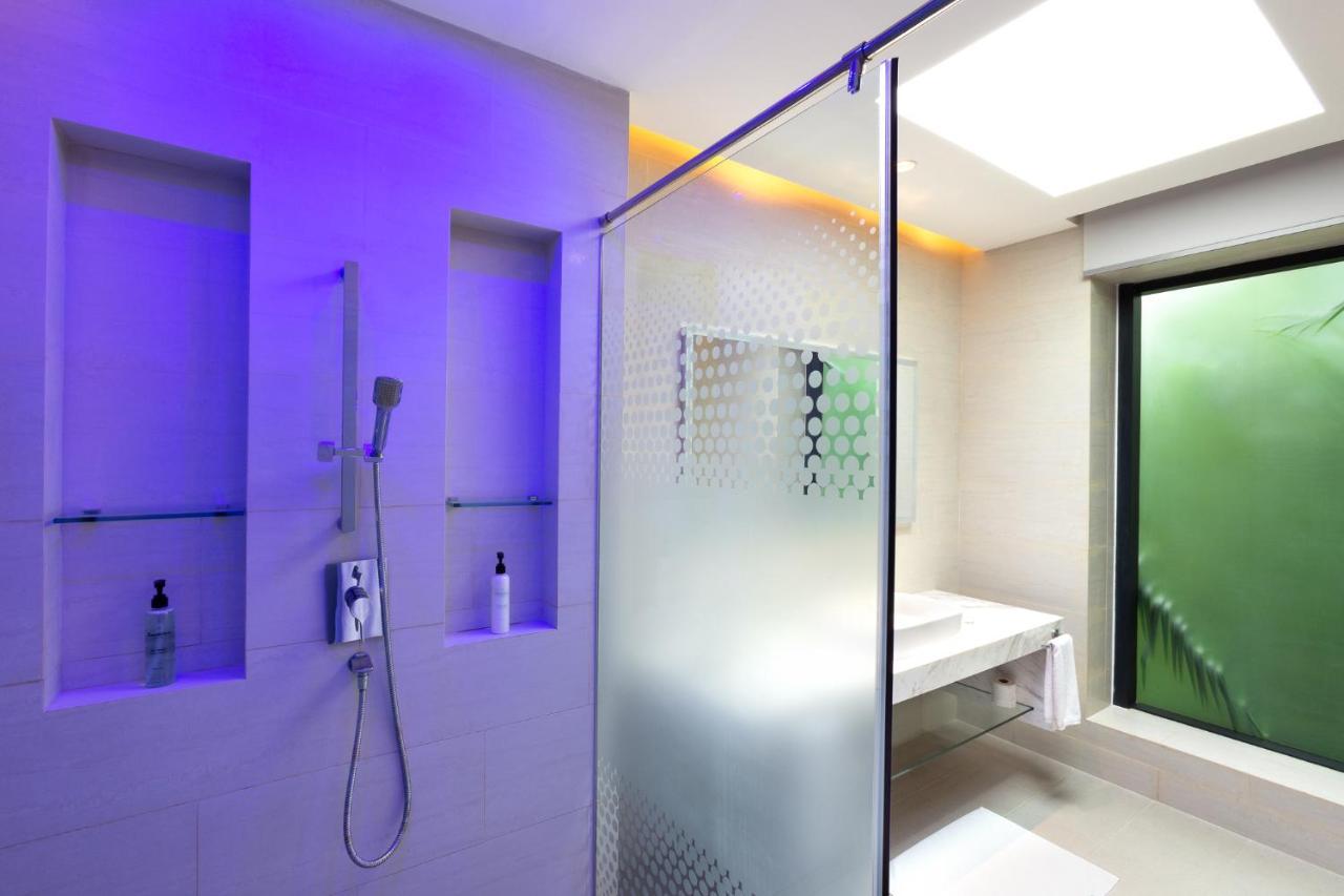 Kandima Maldives Kudahuvadhoo Bagian luar foto A shower with a sliding door