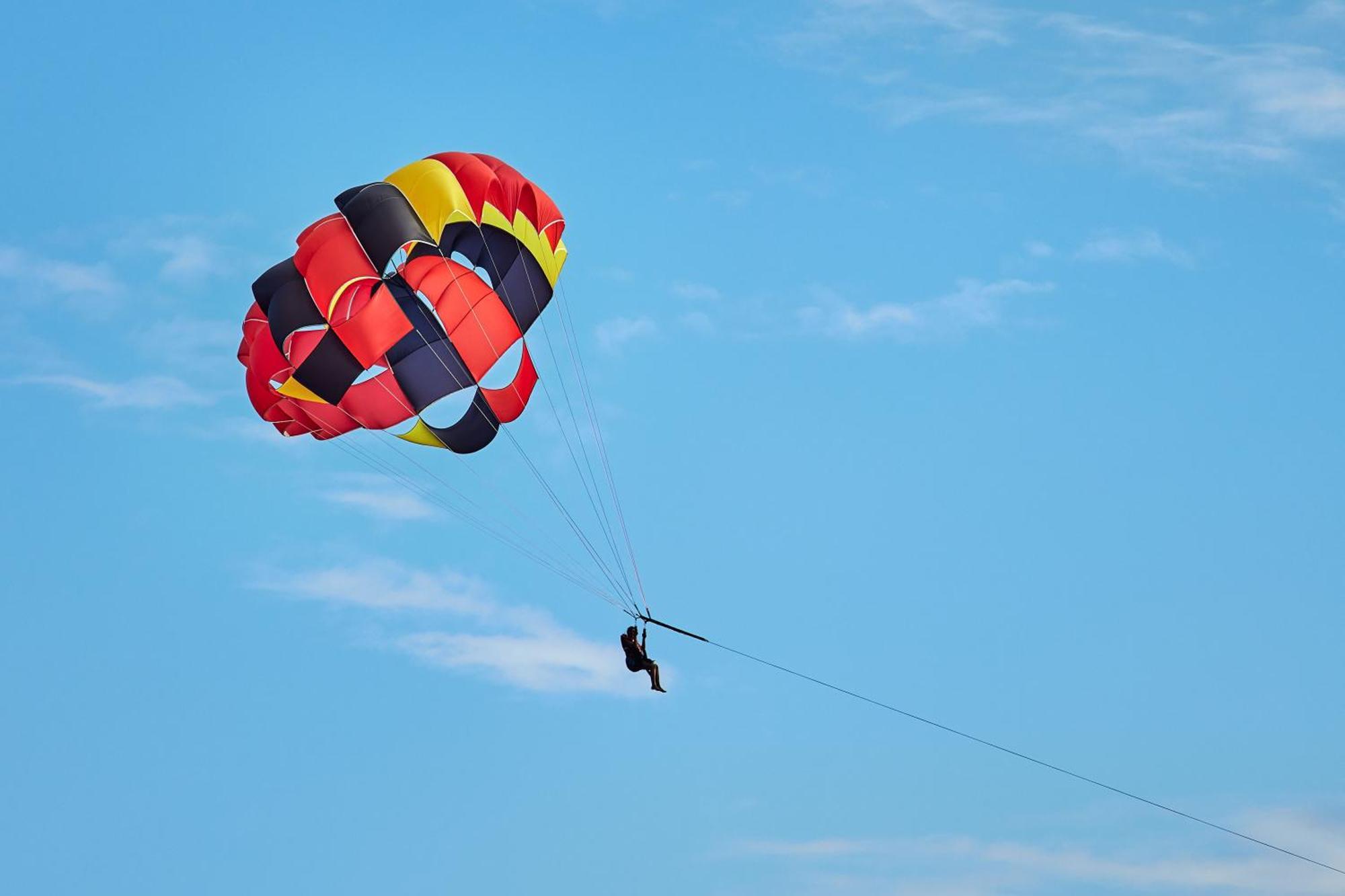 Kandima Maldives Kudahuvadhoo Bagian luar foto Parasailing in Pattaya, Thailand